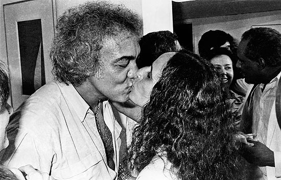 Maria Bethânia recebe Erasmo no camarim do Canecão, em 1985, depois de um show dela 