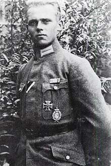 Hans Baur (1897-1993), piloto oficial de Adolf Hitler durante o nazismo, com uniforme militar