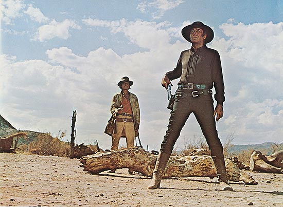 Henry Fonda e Charles Bronson (ao fundo) em cena de "Era Uma Vez no Oeste"