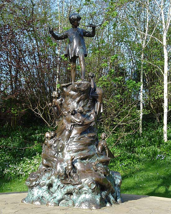 Estátua de Peter Pan, no Hyde Park, à beira do Serpentine
