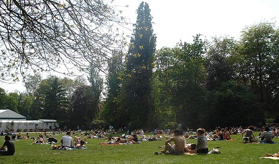 Londrinos aproveitam o raro dia de sol almoçando no Holland Park