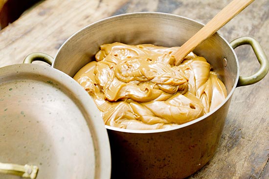 Doce de leite é o ingrediente principal da deliciosa sobremesa gelada esxtraída do livro "Sorvetes para Todos os Gostos"