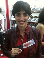 Renata Ventura, autora de "A Arma de Escarlate", com o marcador de livro