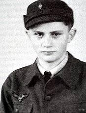Joseph Ratzinger  fotografado com uniforme do Exrcito alemo, em 1943