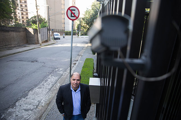 O empresrio Jorge Sahao em frente a seu prdio no Morumbi, em So Paulo