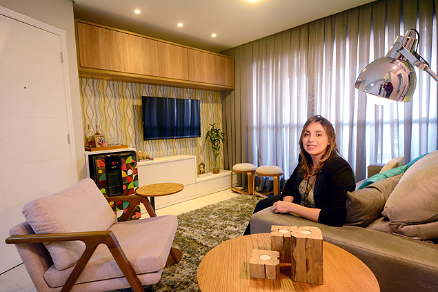 A empresria Luana Garcia Madureira, 32, no seu apartamento