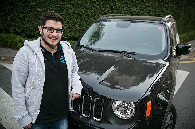 O estudante Igor Loureiro, 21, com seu Jeep Renegade
