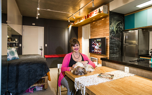 A administradora Raquel Schauff em seu apartamento de 35 m² na Vila Olímpia
