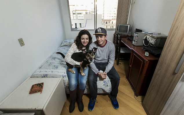 Tatiana Ventura e seu marido, Fabio, no apartamento de 27 m²