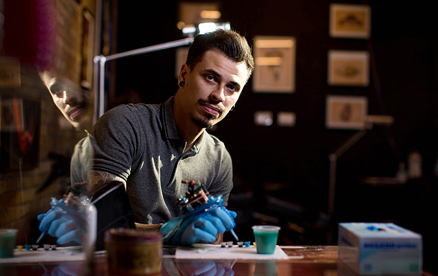 O tatuador Rafael Macieira no estdio em que trabalha, em So Paulo