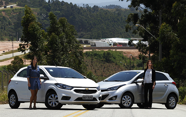  esq., Cristiane Pacheco Soares com o Chevrolet Onix avaliado;  dir., Vanessa Fabeni e o seu Hyundai HB20 ano 2014