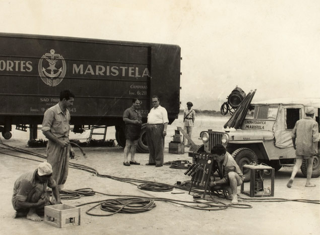 Equipe da Companhia Cinematogrfica Maristela durante a filmagem de "Presena de Anita", produo de 1951