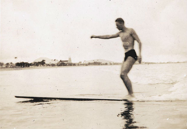 Thomas Rittscher surfa em Santos, litoral de So Paulo