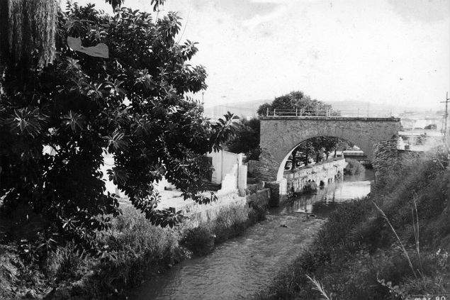 'Ponte Torta' na sua configurao original, quando ainda era usada por pedestres em Jundia