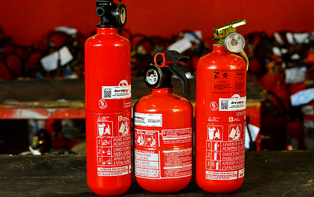 Três categorias de extintores de incêndio na empresa Aerotex, em São José dos Campos 