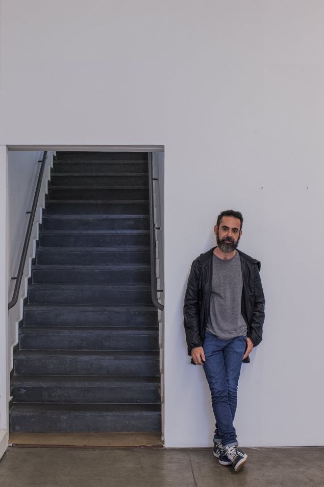 O artista visual Daniel Malva, 39, na galeria de arte Mezanino, em So Paulo