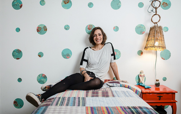 A designer Jlia Dugaich, 28, em seu apartamento no Brooklin (zona sul de SP), com aplicaes de tecido na parede
