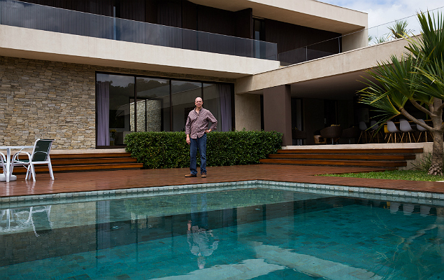 O empresrio Cassio Rocha, 52, na casa de 650 m projetada por ele, em Cotia, na Grande So Paulo