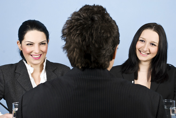 A business man back having a job interview with two business women and they laughing together.Photo Blaj Gabriel / Shutterstock ORG XMIT: 53616c7465645f5f8d3f5ba9478104f0 ***DIREITOS RESERVADOS. NO PUBLICAR SEM AUTORIZAO DO DETENTOR DOS DIREITOS AUTORAIS E DE IMAGEM***