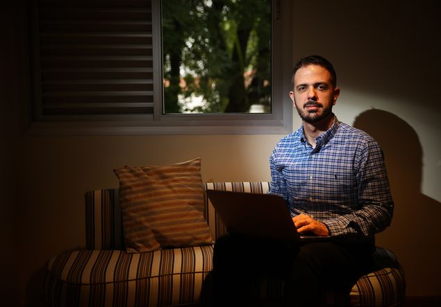 O administrador Rafael Serrano, 32, no seu home office, em So Paulo 