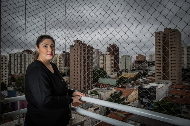 Juliana Santana, 32, na varanda do seu apartamento, em So Caetano (SP) 