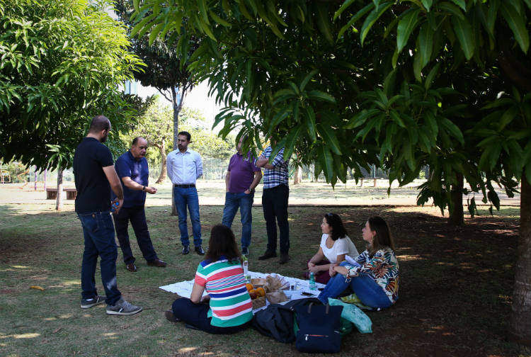 SAO PAULO/SP BRASIL. 25/05/2017 - Novas formas, mais produtivas, de fazer reunioes no trabalho. Marcelo Cansini, Presidente da World Study (camisa polo azul), faz reunioes no Parque do Povo como forma de motivar a equipe.(foto: Zanone Fraissat/FOLHAPRESS, COTIDIANO)***EXCLUSIVO***