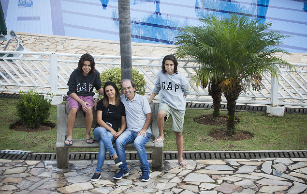 Paulo Marra, a mulher Rosana, e os filhos Pedro ( dir.) e Lucas, no condomnio em que moram na Granja Viana