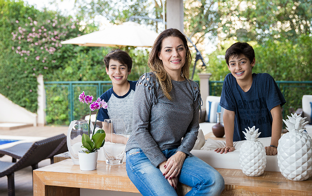 Paula Cardoso e os dois filhos, Lucas (esq.) e Pedro, na casa em que vivem, em Alphaville 
