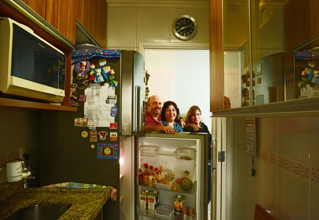 Casal Durval e Meiry Antonaglia e a filha Tabatha em seu apartamento, em So Paulo