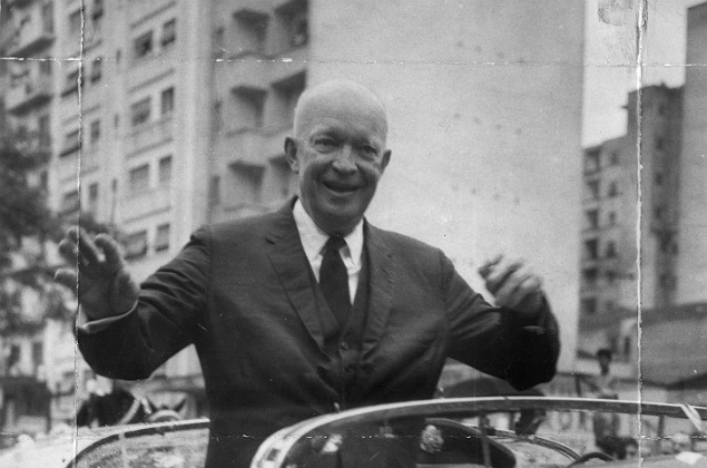 SO PAULO, SP, BRASIL, 00-02-1960: Paulistanos recebem com festa o presidente norte-americano Dwight David "Ike" Eisenhower no Campos Elsios. (Foto: Acervo UH/Folhapress, 3519)