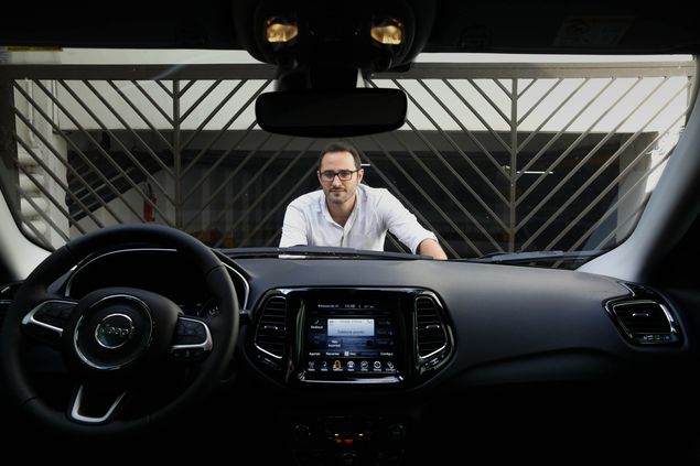 O publicitrio Eduardo Barros com seu Jeep Compass