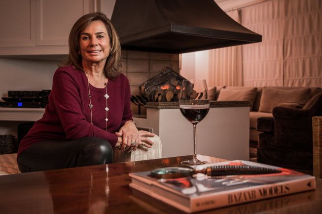 A psicloga Eliana Bachur, 60, em seu apartamento, na zona sul de So Paulo