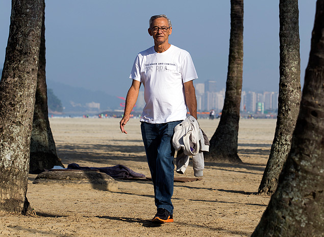 O aposentado Paulo Deolindo Apolinrio, 74, na praia do Gonzaga, em Santos, onde mora h cinco anos