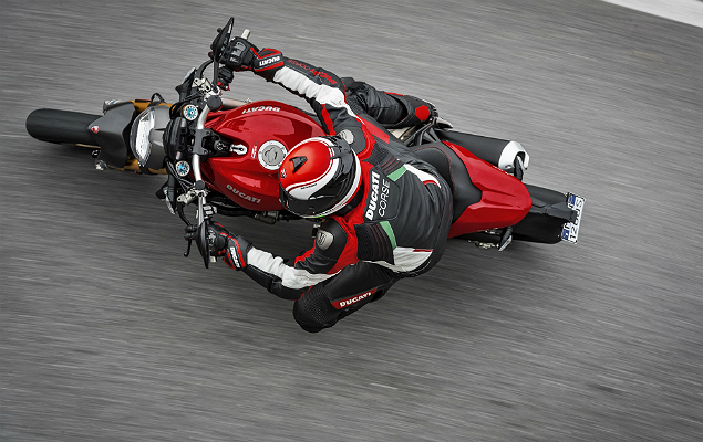 Ducati Monster 1200 tem posio de pilotagem tpica das motos esportivas 