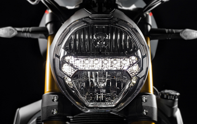 Linha 2017 da moto Ducati traz faris com filete de LED que funcionam como luz diurna