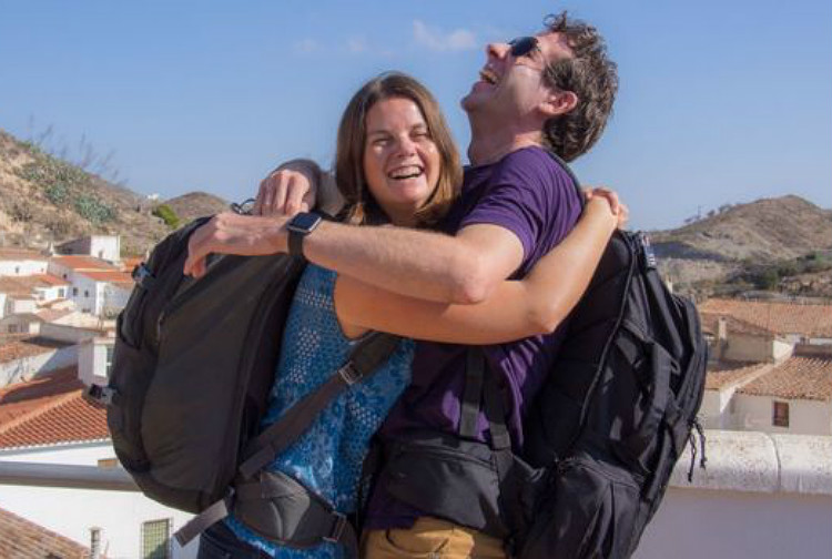H sete anos e meio o casal viaja apenas com bagagem de mo. A foto acima foi tirada na Espanha | Crdito: Acervo Pessoal