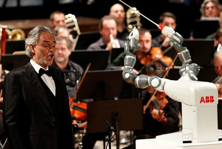 Recentemente, o rob YuMi conduziu a Orquestra Filarmnica de Lucca na cidade italiana de Pisa, com o tenor Andrea Bocelli