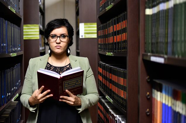 A bibliotecria Louise Arruda, 29, em biblioteca de Braslia (DF)