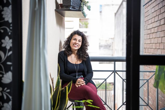A produtora cultural Daniela Ribeiro, 36, em seu apartamento, na região central de São Paulo.