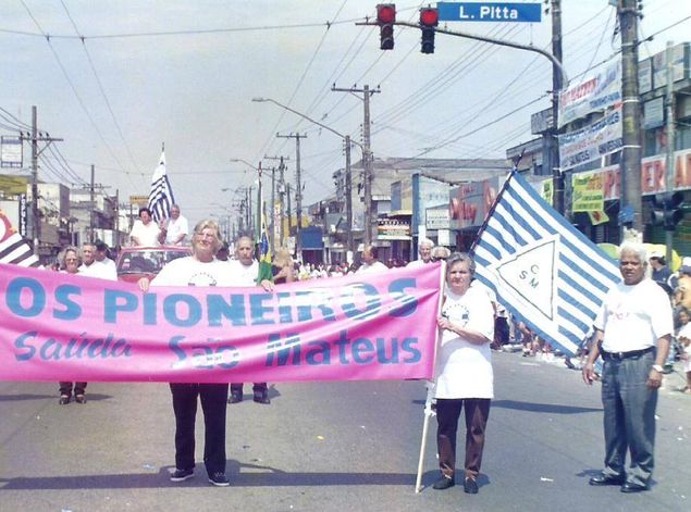 Ato de moradores pela emancipação de São Mateus, em 1998; à dir., a bandeira do bairro