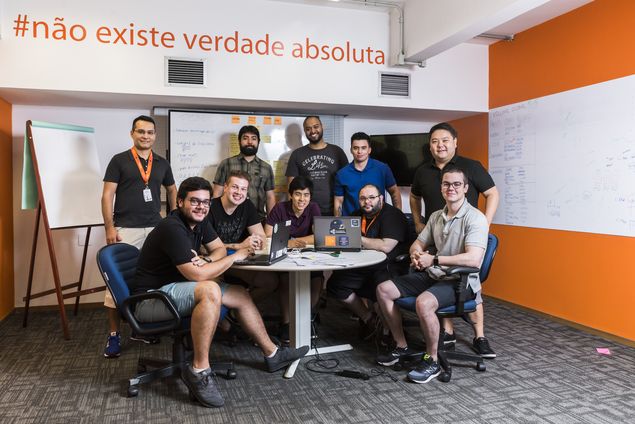 Equipe de Gabriel Ribeiro (de camisa clara,  direita) no Ita-Unibanco pode usar bermuda