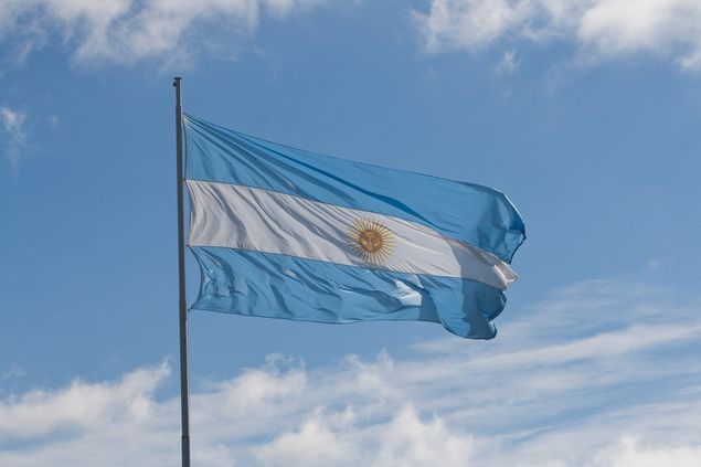 ORG XMIT: 083601_0.tif Bandeira argentina, em Gualeguaychu, em Entre Rios, Argentina. (Gualeguaychu, Argentina, 19.06.2010. Foto de Thas Brando/Folhapress) *** PARCEIRO FOLHAPRESS - FOTO COM CUSTO EXTRA E CRDITOS OBRIGATRIOS ***