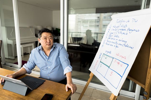 O empresrio Kiko Hwang, 51, dono da rede de restaurantes Yakisoba Factory, em sua casa, em So Paulo