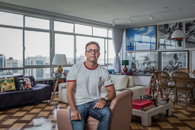 O publicitrio Mauro Rossi, 45, em seu apartamento, na regio central de So Paulo