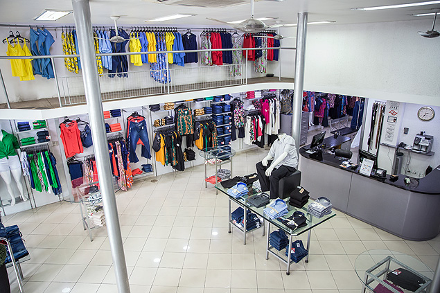 Os dois andares de roupas femininas e masculinas plus size da loja Kau, localizada na rua Domingos de Morais