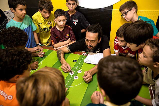 Luciano Araújo conversa com crianças antes de competição