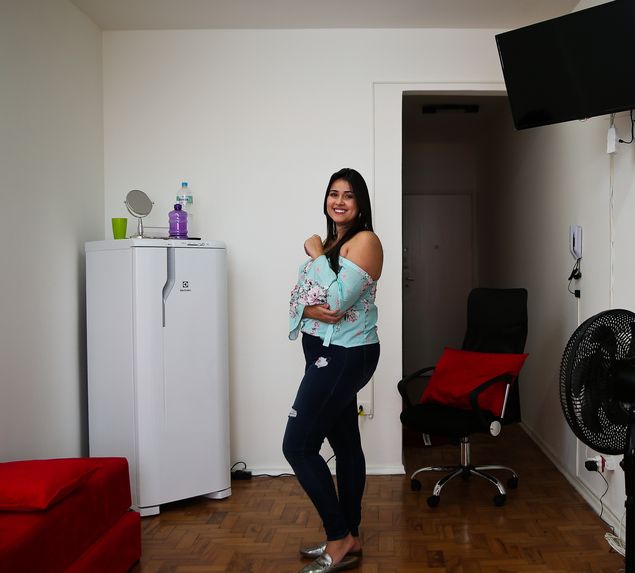 A estudante Larissa Nicolly Cmara no apartamento em que aluga em So Paulo