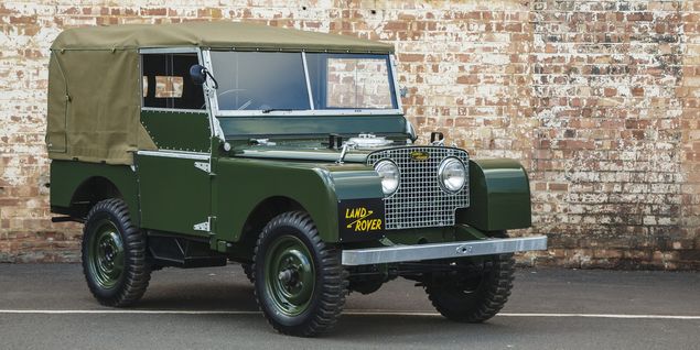 Land Rover Srie 1 ano 1948; inspirado no Jeep americano da Segunda Guerra, utilitrio ingls foi projetado pelos irmos Maurice e Spencer Wilks para ser utilizado no campo