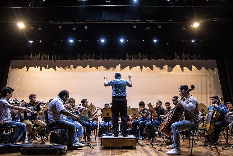 Orquestra de Guarulhos mistura msica clssica, rock e circo