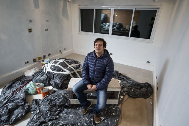 O engenheiro Rodrigo Mancuso, 41, que reforma o apartamento para colocar vidro triplo nas janelas